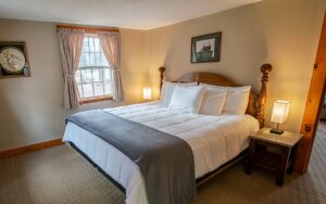 Bed-NewEnglangInnLoftGarden